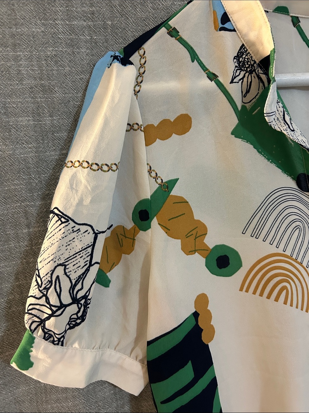 Abstract Print Short-Sleeve Artsy Blouse in Cream and Green - size XL - Picture 4 of 7
